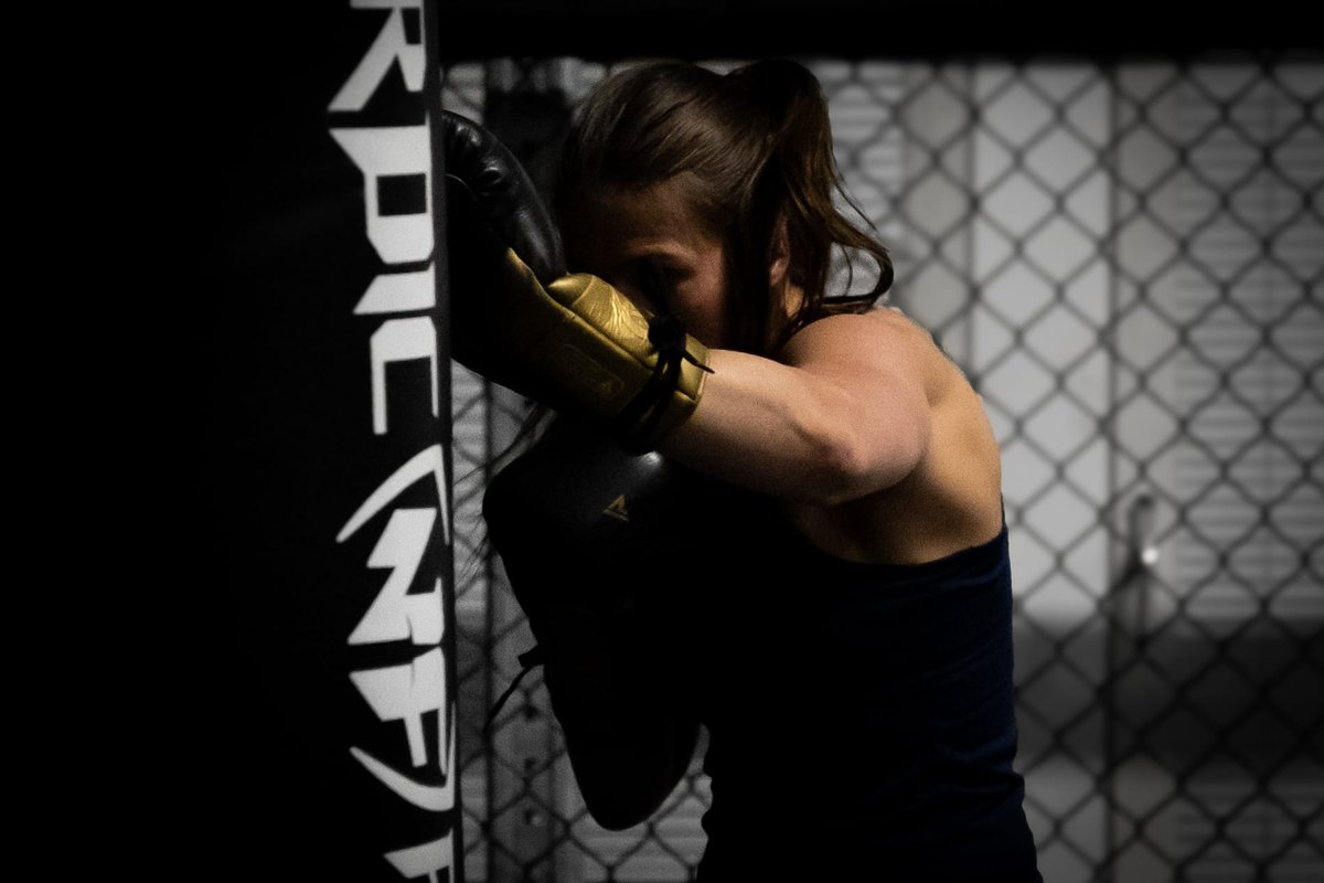 Träning i buren på Örebro Fight Gym